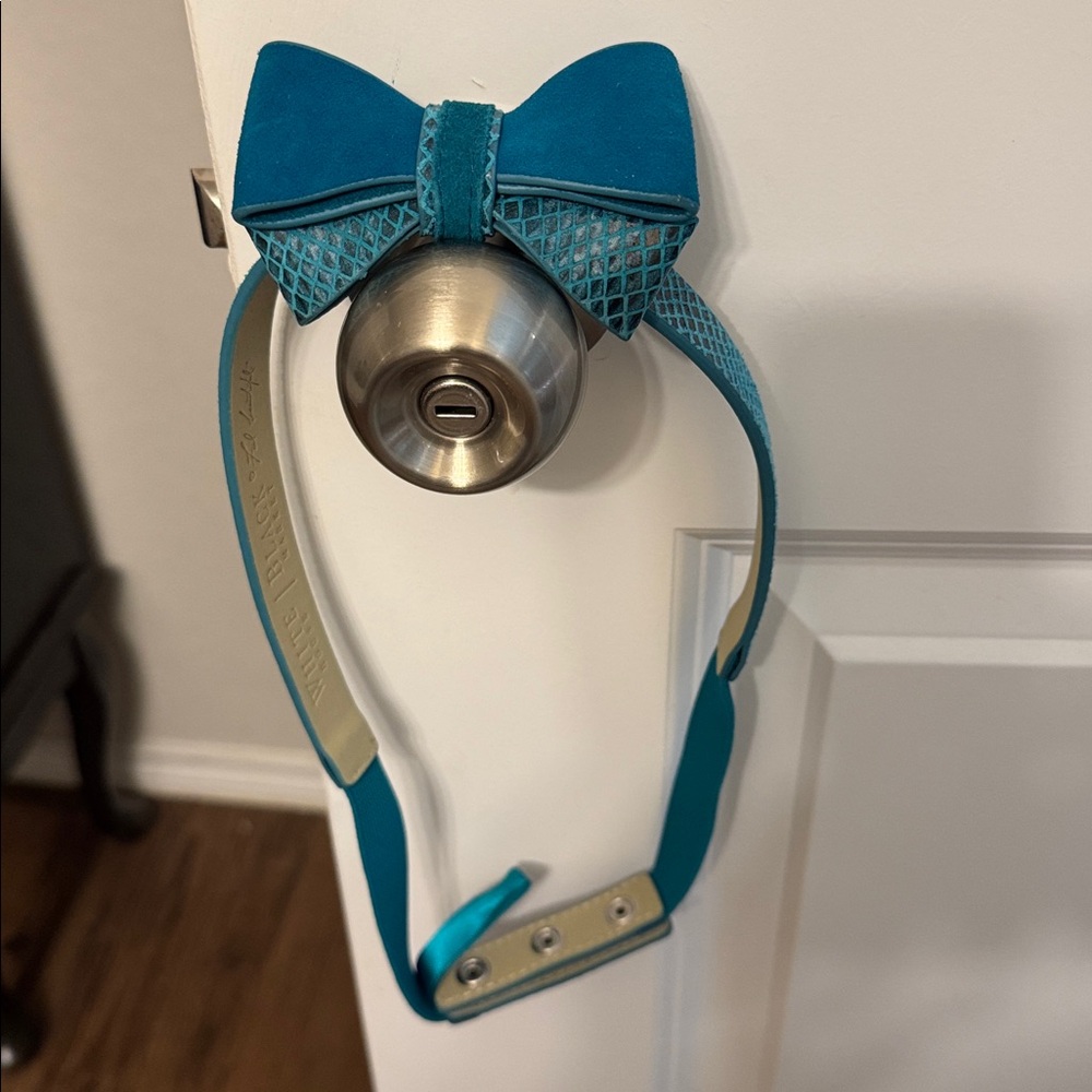 White House Black Market Cream and Teal Accessory belt leather XS like new